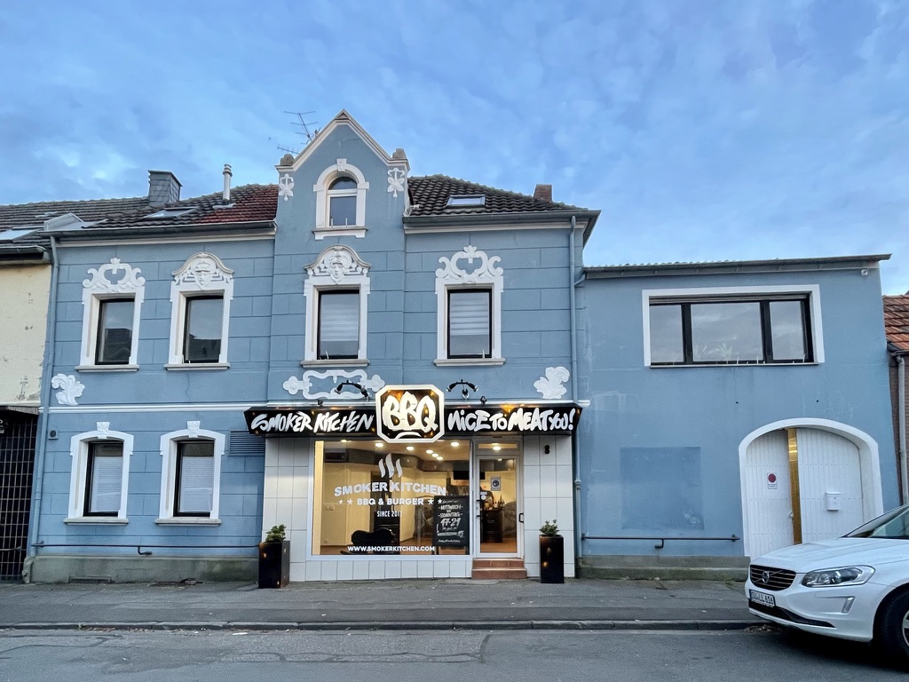 Originalfoto des blauen Gebäudes mit Smoker Kitchen im Erdgeschoss
